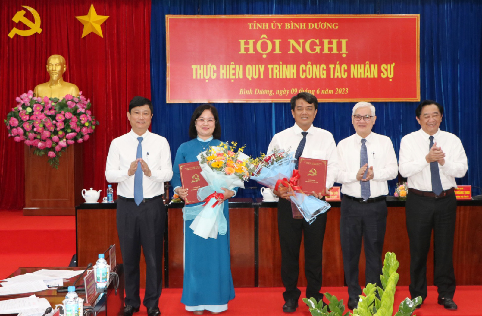 Thường trực Tỉnh ủy chúc mừng đồng chí Nguyễn Thị Mỹ Hằng và Bùi Thanh Nhân.
